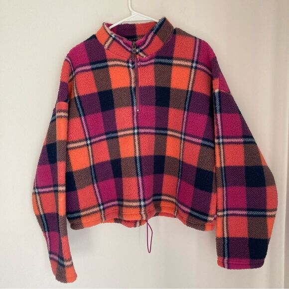American Eagle Outfitters Jackets & Blazers - American Eagle Women’s cropped plaid fleece jacket size large. EUC!